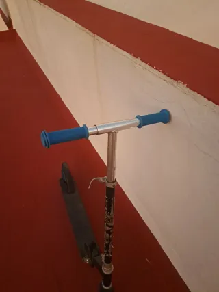 Patinete plegable con ruedas azules