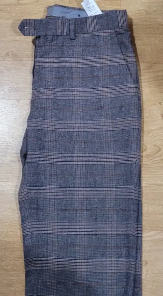 Pantalón de cuadros gris y marrón