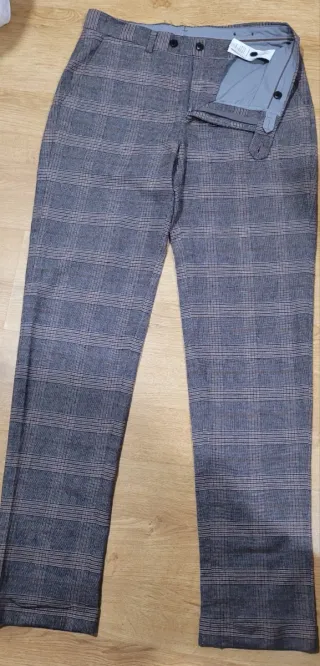 Pantalón de cuadros gris y marrón