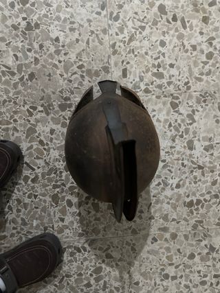 Casco antiguo de metal