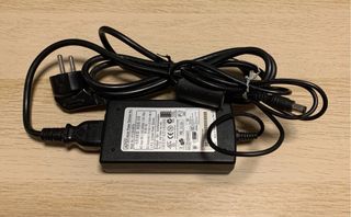 Monitor con altavoces integrados.