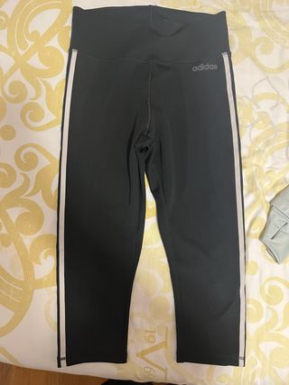 Mallas Adidas Climalite a la rodilla.