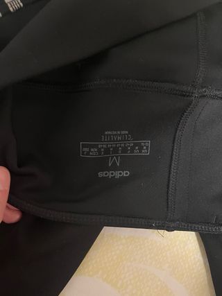 Mallas Adidas Climalite a la rodilla.