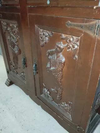 Taquillón antiguo tallado madera