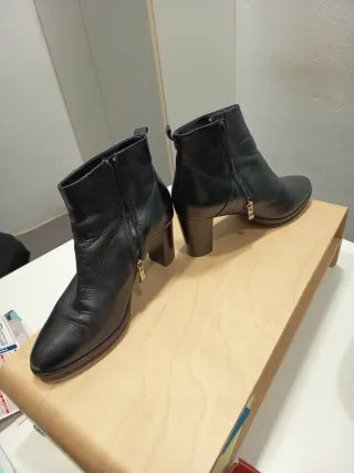 Botines piel negros T.39 casi nuevos