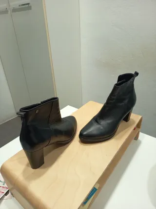 Botines piel negros T.39 casi nuevos