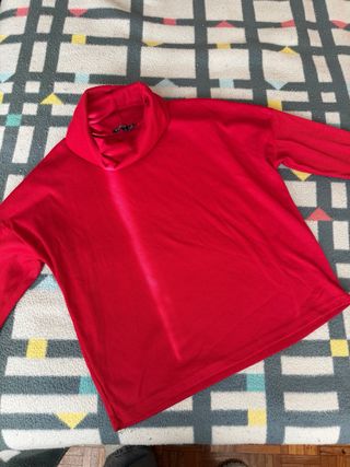 Jersey rojo cuello alto botones dorados