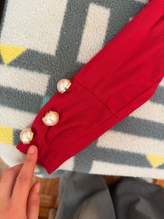 Jersey rojo cuello alto botones dorados