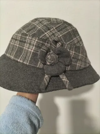 Sombrero de señora gris con flores