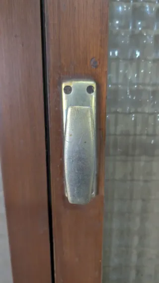 Ventana de madera con cristales texturizados