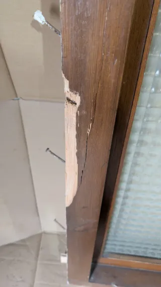 Ventana de madera con cristales texturizados