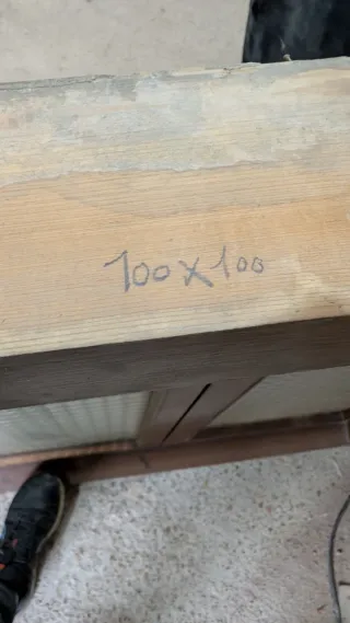 Ventana de madera con cristales texturizados