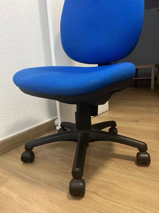 Silla de oficina azul y negra