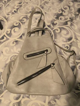 Mochila gris con cremalleras