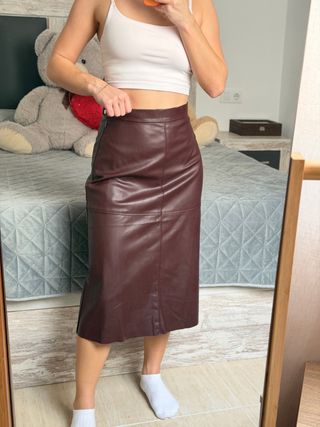 Falda de cuero marrón midi