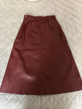Falda de cuero marrón midi