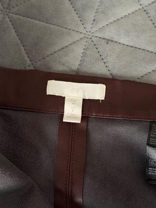 Falda de cuero marrón midi