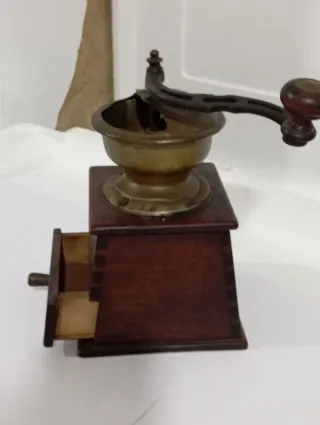 Molinillo de café antiguo de madera y metal