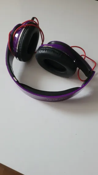 Auriculares Beats Morado y Negro con Cable