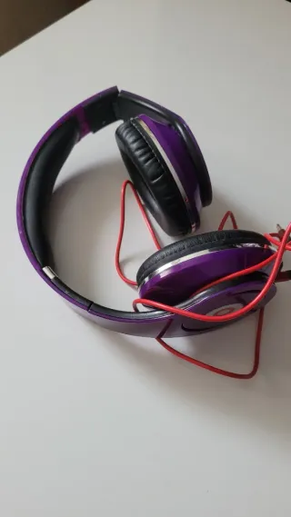Auriculares Beats Morado y Negro con Cable