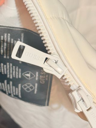 Plumífero Guess con capucha de pelo sintético