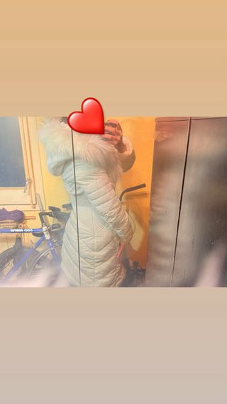 Plumífero Guess con capucha de pelo sintético