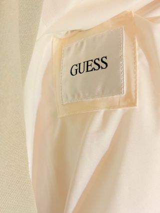 Plumífero Guess con capucha de pelo sintético
