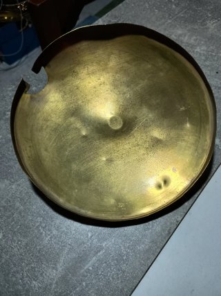 Tapa antigua de bronce