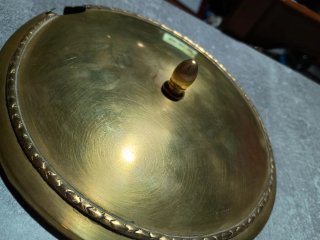 Tapa antigua de bronce