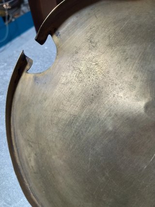 Tapa antigua de bronce