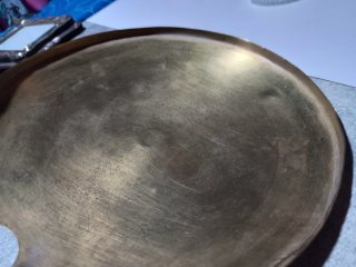 Tapa antigua de bronce