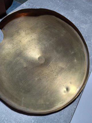 Tapa antigua de bronce