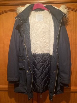 Abrigo azul con capucha y pelo