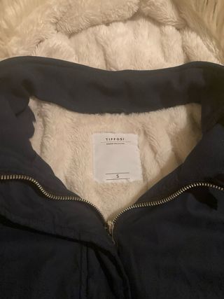 Abrigo azul con capucha y pelo