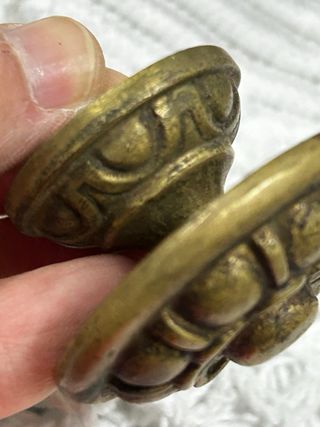 Pomo antiguo de bronce con diseño floral