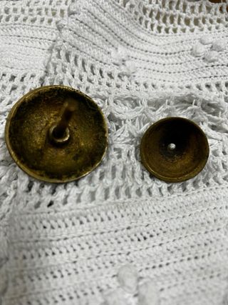 Pomo antiguo de bronce con diseño floral