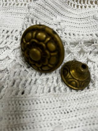 Pomo antiguo de bronce con diseño floral