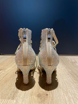 Zapatos de baile dorados con pedrería