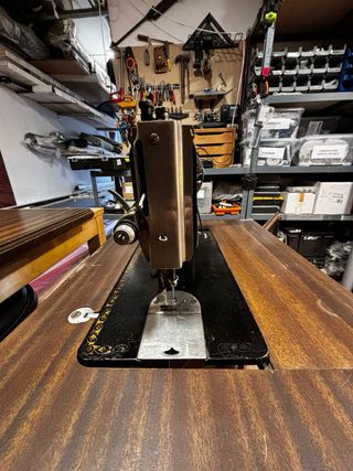 Mesa de coser Wertheim con mueble