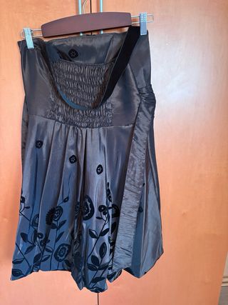 Vestido de fiesta marrón con flores