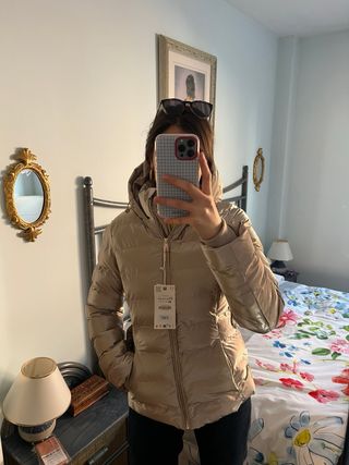 Abrigo dorado con cinturón