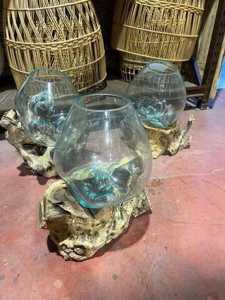 Acuarios de cristal sobre tronco natural