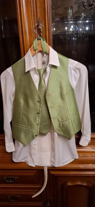 Traje comunión niño chaleco y corbata verde