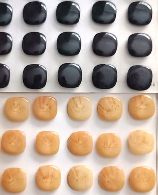 BOTÓN CUADRADO TRANSLÚCIDO. 1,5 cm. Pequeño lote