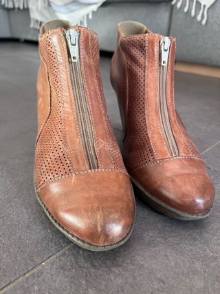 Botines marrones de tacón con cremallera, cómodos!