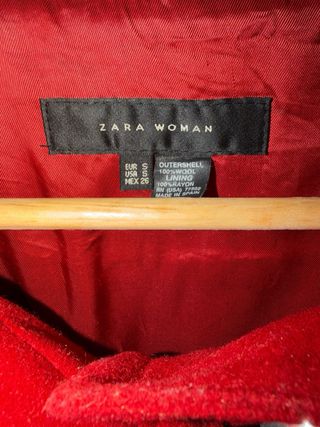 Abrigo rojo Zara