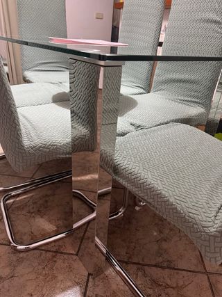 Mesa de cristal y 4 sillas