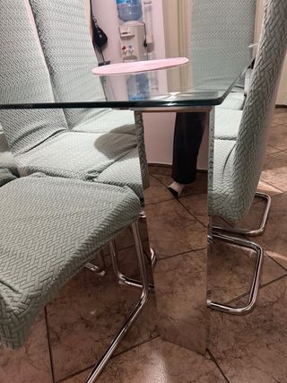Mesa de cristal y 4 sillas