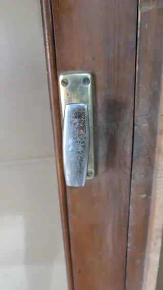 Puerta de madera con cristal
