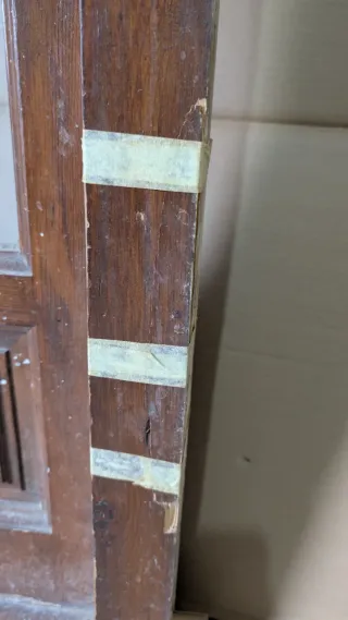 Puerta de madera con cristal